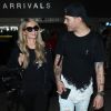 Paris Hilton et son fiancé Chris Zylka à l'aéroport LAX de Los Angeles le 18 juin 2018.