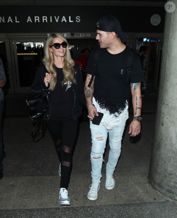 Paris Hilton et son fiancé Chris Zylka à l'aéroport LAX de Los Angeles le 18 juin 2018.