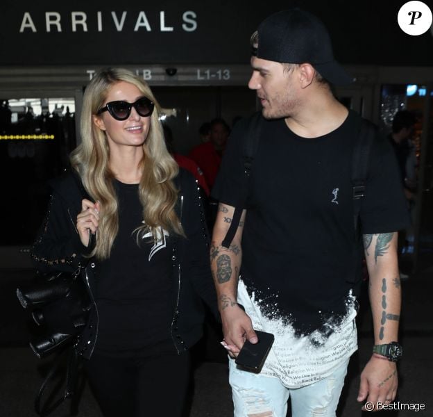 Paris Hilton et son fiancé Chris Zylka à l'aéroport LAX de Los Angeles le 18 juin 2018.