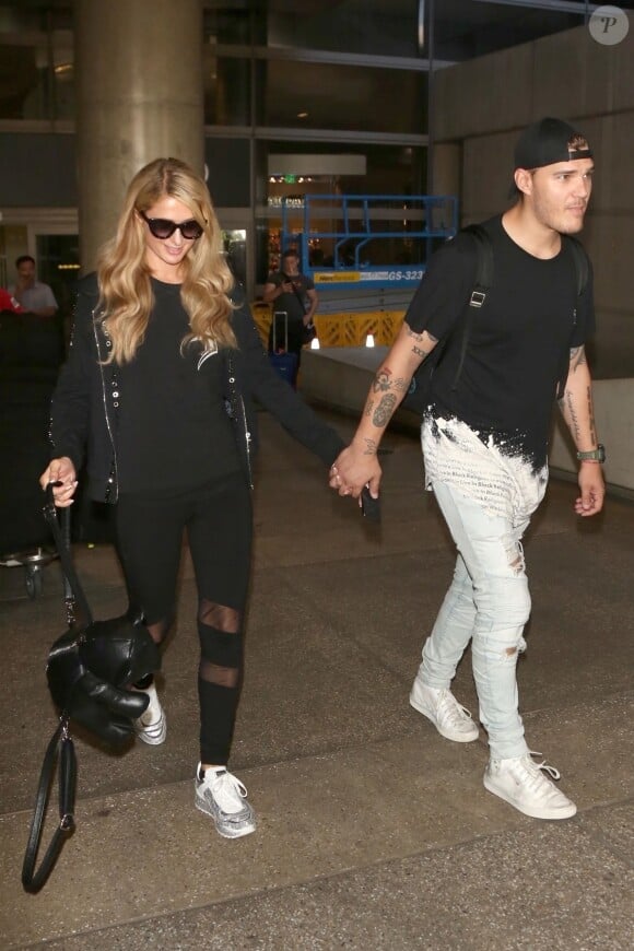 Paris Hilton et son fiancé Chris Zylka sortant de l'aéroport LAX, à Los Angeles, le 18 juin 2018.