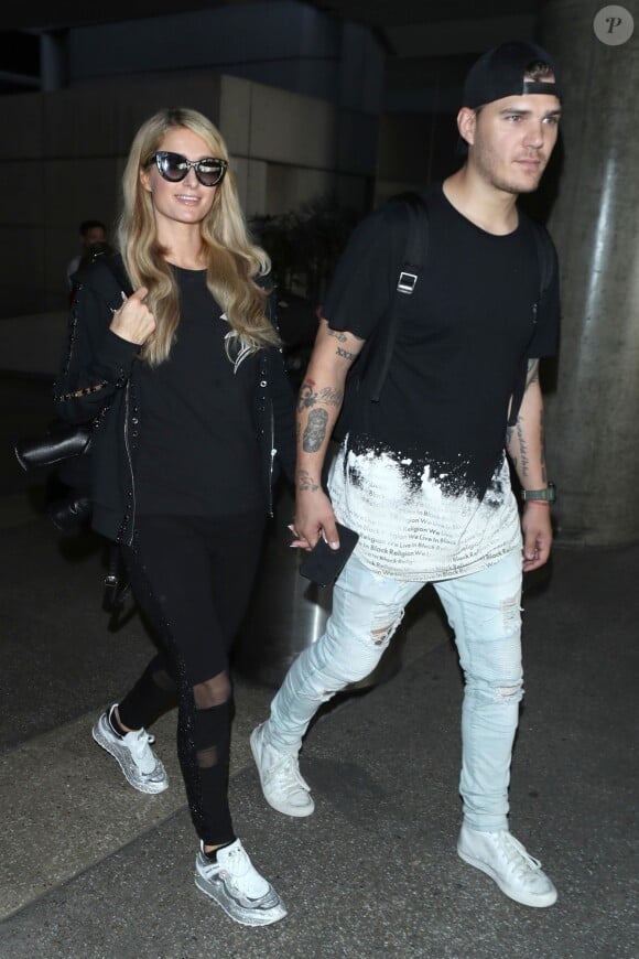 Paris Hilton et son fiancé Kris Zylka arrivent à l'aéroport de Los Angeles (LAX), le 18 juin 2018.