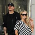 Paris Hilton et son compagnon Chris Zylka font du shopping à Milan le 16 juin 2018.