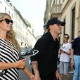 Paris Hilton et son compagnon Chris Zylka font du shopping à Milan le 16 juin 2018.