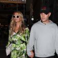 Paris Hilton et son fiancé Chris Zylka arrivent main dans la main face aux photographes à l'aéroport LAX de Los Angeles. Le 8 juin 2018
