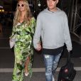 Paris Hilton et son fiancé Chris Zylka arrivent main dans la main face aux photographes à l'aéroport LAX de Los Angeles. Le 8 juin 2018