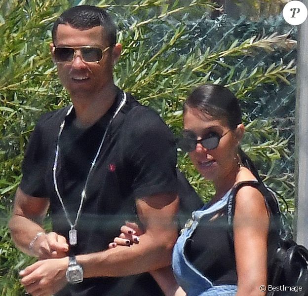 Cristiano Ronaldo et sa compagne Georgina Rodriguez prennent un jet privé à l'aéroport de Malaga-Costa del Sol, après avoir profité de quelques jours de vacanes à Malaga, Espagne, le 3 juin 2018.