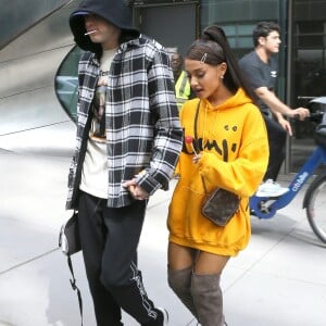 Ariana Grande et son compagnon Pete Davidson se promènent à New York le 20 juin 2018.