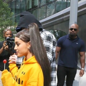 Ariana Grande et son compagnon Pete Davidson se promènent à New York le 20 juin 2018.