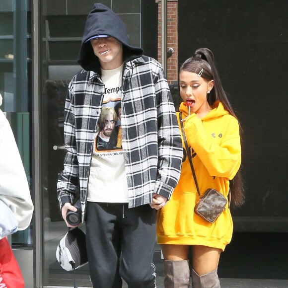 Ariana Grande et son compagnon Pete Davidson se promènent à New York le 20 juin 2018.