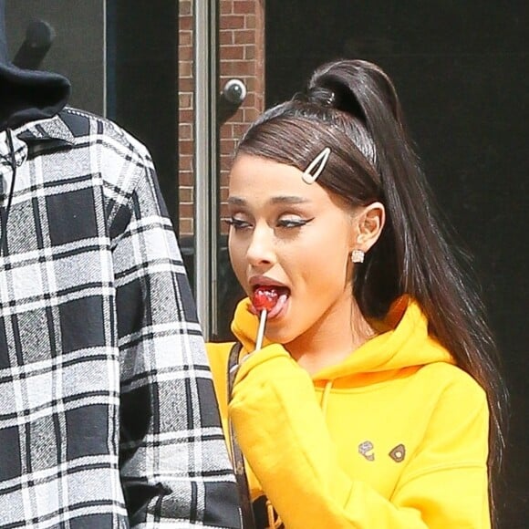 Ariana Grande et son compagnon Pete Davidson se promènent à New York le 20 juin 2018.