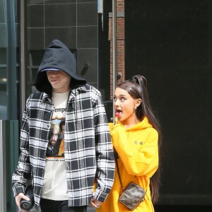 Ariana Grande et son compagnon Pete Davidson se promènent à New York le 20 juin 2018.