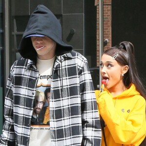 Ariana Grande et son compagnon Pete Davidson se promènent à New York le 20 juin 2018.