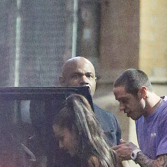 Exclusif - Ariana Grande et son compagnon Pete Davidson sortent d'un dîner chez Bobby Flay's Gato restaurant à New York le 19 juin 2018.