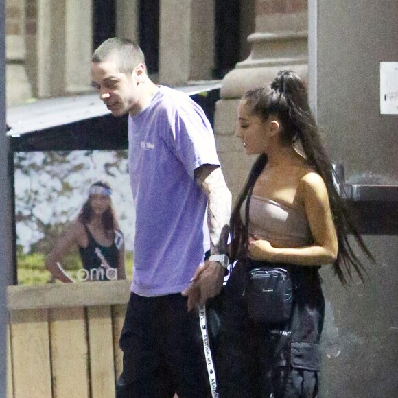 Exclusif - Ariana Grande et son compagnon Pete Davidson sortent d'un dîner chez Bobby Flay's Gato restaurant à New York le 19 juin 2018.