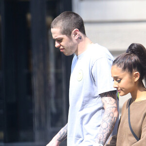 Exclusif - Ariana Grande et son fiancé Pete Davidson sortent d'un magasin à New York le 18 juin 2018.