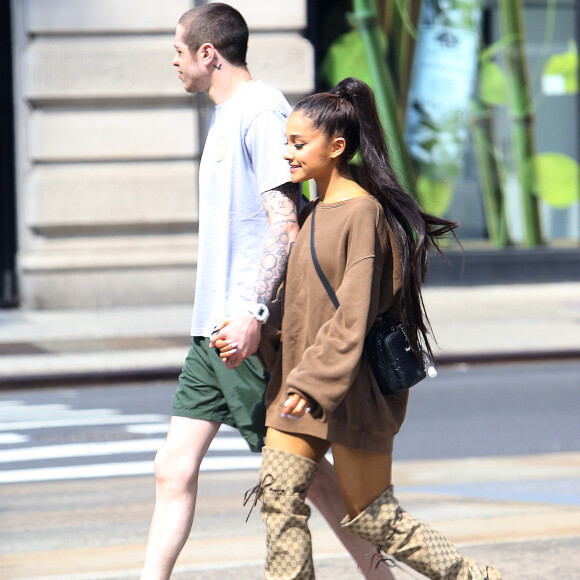 Exclusif - Ariana Grande et son fiancé Pete Davidson sortent d'un magasin à New York le 18 juin 2018.