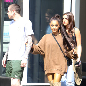 Exclusif - Ariana Grande et son fiancé Pete Davidson sortent d'un magasin à New York le 18 juin 2018.