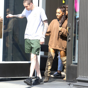 Exclusif - Ariana Grande et son fiancé Pete Davidson sortent d'un magasin à New York le 18 juin 2018.