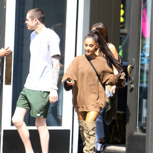 Exclusif - Ariana Grande et son fiancé Pete Davidson sortent d'un magasin à New York le 18 juin 2018.