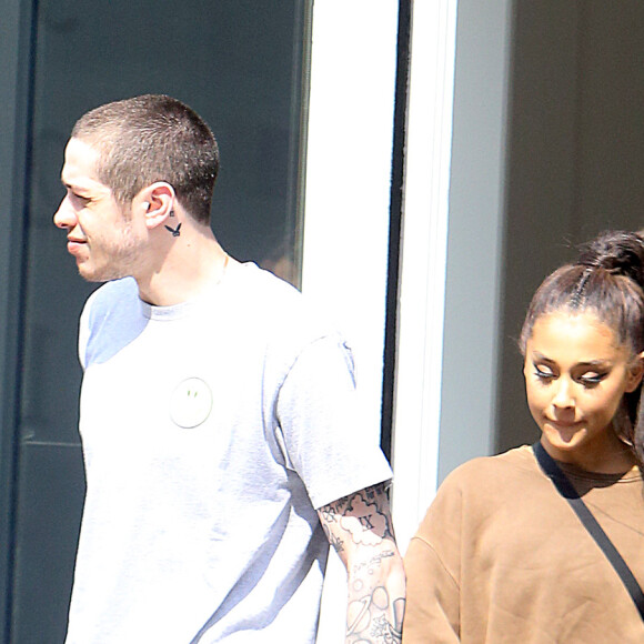 Exclusif - Ariana Grande et son fiancé Pete Davidson sortent d'un magasin à New York le 18 juin 2018.