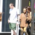 Exclusif - Ariana Grande et son fiancé Pete Davidson sortent d'un magasin à New York le 18 juin 2018.
