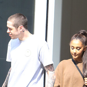 Exclusif - Ariana Grande et son fiancé Pete Davidson sortent d'un magasin à New York le 18 juin 2018.