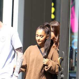 Exclusif - Ariana Grande et son fiancé Pete Davidson sortent d'un magasin à New York le 18 juin 2018.