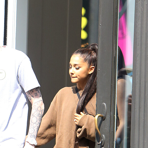 Exclusif - Ariana Grande et son fiancé Pete Davidson sortent d'un magasin à New York le 18 juin 2018.