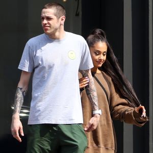 Exclusif - Ariana Grande et son fiancé Pete Davidson sortent d'un magasin à New York le 18 juin 2018.