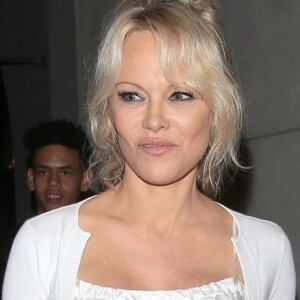 Pamela Anderson et son ami quittent le restaurant Craig à West Hollywood le 15 juin 2018.