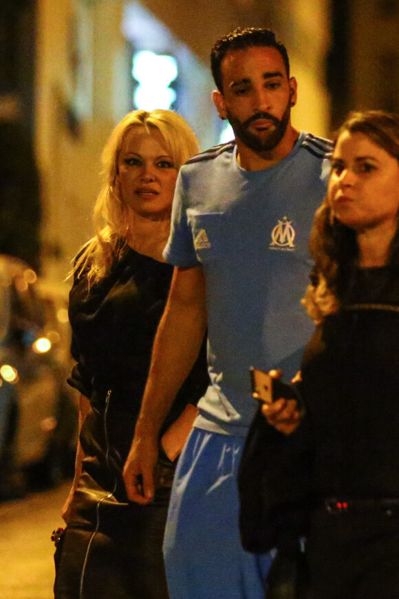 Info - Pamela Anderson s'installe à Marseille pour vivre avec son compagnon Adil Rami - Exclusif - Pamela Anderson et son nouveau compagnon le footballeur français Adil Rami vont dîner en amoureux au restaurant "la Villa" après la victoire de l'OM contre Toulouse (2-0) , Marseille le 24 septembre 2017. Exclusive