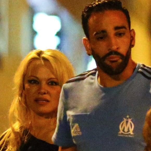 Info - Pamela Anderson s'installe à Marseille pour vivre avec son compagnon Adil Rami - Exclusif - Pamela Anderson et son nouveau compagnon le footballeur français Adil Rami vont dîner en amoureux au restaurant "la Villa" après la victoire de l'OM contre Toulouse (2-0) , Marseille le 24 septembre 2017. Exclusive