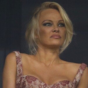 Pamela Anderson - Pamela Anderson assiste à son premier match de l'Olympique de Marseille (OM) au Vélodrome pour venir voir son compagnon le défenseur central Adil Rami qui a quitté la pelouse sur blessure (touché au pectoral droit) au stade Vélodrome à Marseille, France, le 24 août 2017. © Agence/Bestimage