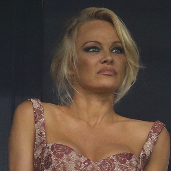Pamela Anderson - Pamela Anderson assiste à son premier match de l'Olympique de Marseille (OM) au Vélodrome pour venir voir son compagnon le défenseur central Adil Rami qui a quitté la pelouse sur blessure (touché au pectoral droit) au stade Vélodrome à Marseille, France, le 24 août 2017. © Agence/Bestimage