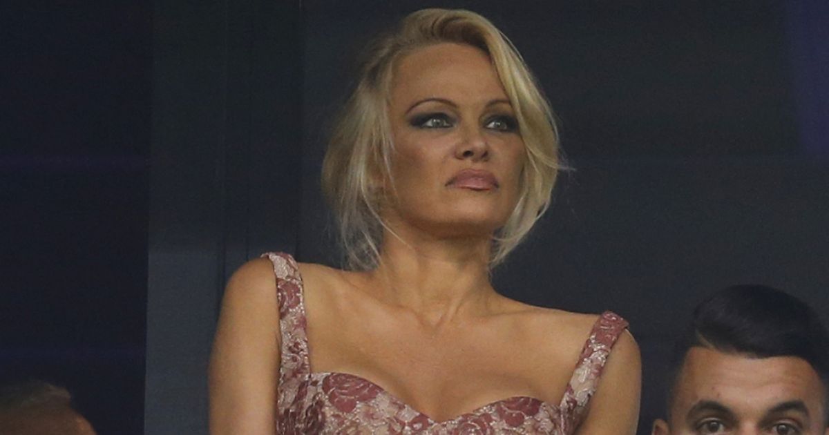 Pamela Anderson Pamela Anderson Assiste Son Premier Match De L