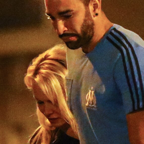 Info - Pamela Anderson s'installe à Marseille pour vivre avec son compagnon Adil Rami - Exclusif - Pamela Anderson et son nouveau compagnon le footballeur français Adil Rami vont dîner en amoureux au restaurant "la Villa" après la victoire de l'OM contre Toulouse (2-0) , Marseille le 24 septembre 2017.