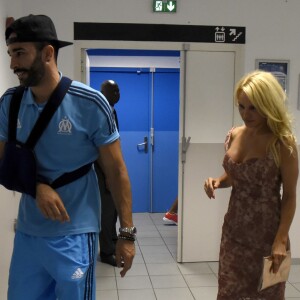 Pamela Anderson et son compagnon - Pamela Anderson assiste à son premier match de l'Olympique de Marseille (OM) au Vélodrome pour venir voir son compagnon le défenseur central Adil Rami qui a quitté la pelouse sur blessure (touché au pectoral droit) au stade Vélodrome à Marseille, France, le 24 août 2017. © Eric Etten/Bestimage