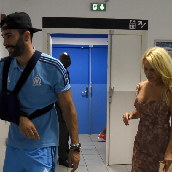 Pamela Anderson et son compagnon - Pamela Anderson assiste à son premier match de l'Olympique de Marseille (OM) au Vélodrome pour venir voir son compagnon le défenseur central Adil Rami qui a quitté la pelouse sur blessure (touché au pectoral droit) au stade Vélodrome à Marseille, France, le 24 août 2017. © Eric Etten/Bestimage