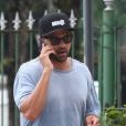 Exclusif - Jesse Williams au téléphone dans les rues de Rio de Janeiro, Brésil, le 4 janvier 2018.