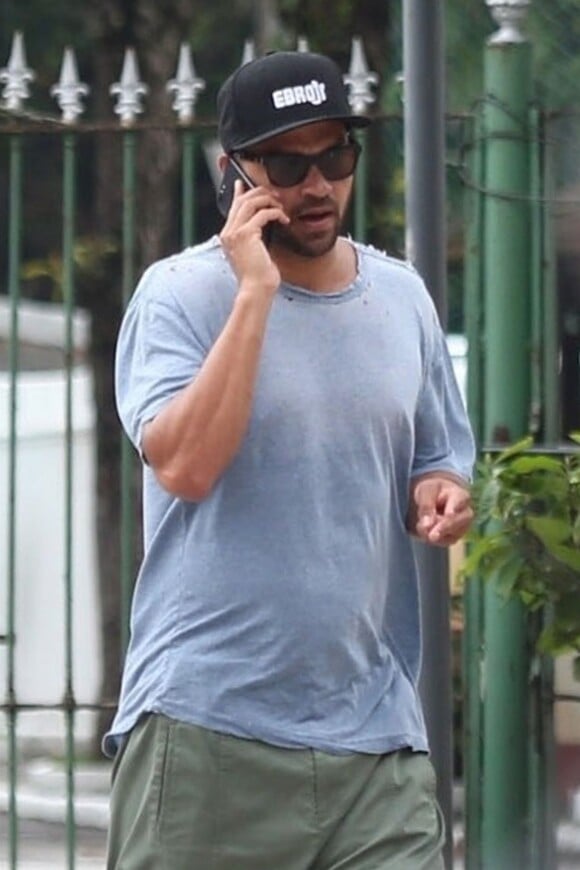 Exclusif - Jesse Williams au téléphone dans les rues de Rio de Janeiro, Brésil, le 4 janvier 2018.