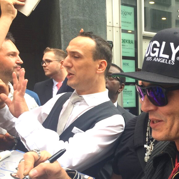 Johnny Depp, très amaigri, rencontre des fans dans les rues de Hambourg, Allemagne, le 2 juin 2018.