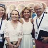 Laura Tenoudji pose avec les équipes de Franec Télévisions à l'occasion de la fête de la Musique à Nice le 21 juin 2018.