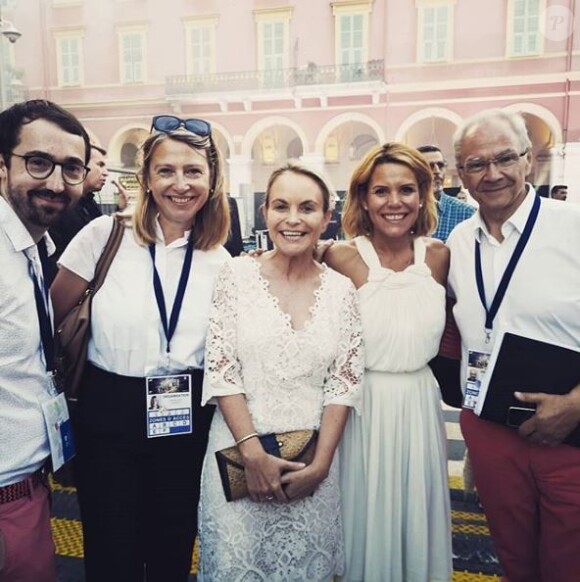 Laura Tenoudji pose avec les équipes de Franec Télévisions à l'occasion de la fête de la Musique à Nice le 21 juin 2018.