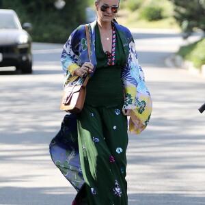 Semi-exclusif - Laeticia Hallyday et son amie Christina vont rejoindre des amies dans une villa avant d'aller dejeuner à Beverly Hills le 20 juin 2018.