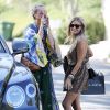 Semi-exclusif - Laeticia Hallyday et son amie Christina vont rejoindre des amies dans une villa avant d'aller dejeuner à Beverly Hills le 20 juin 2018.