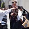 Semi-exclusif - Laeticia Hallyday se rend chez le coiffeur au salon "Mèche" à Beverly Hills le 21 juin 2018.