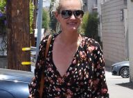 Laeticia Hallyday en blouse fleurie décolletée pour un moment beauté