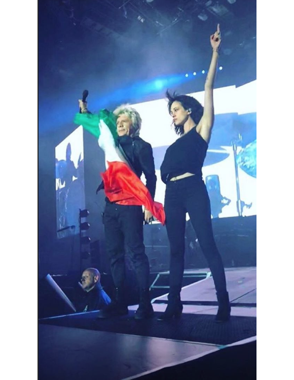 Asia Argento sur scène avec Nicola Sirkis du groupe Indochine. Nancy, le 23 juin 2018.