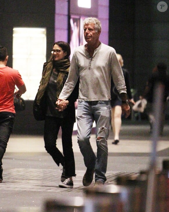 Exclusif - Asia Argento et son compagnon Anthony Bourdain se promènent à New York le 10 octobre 2017