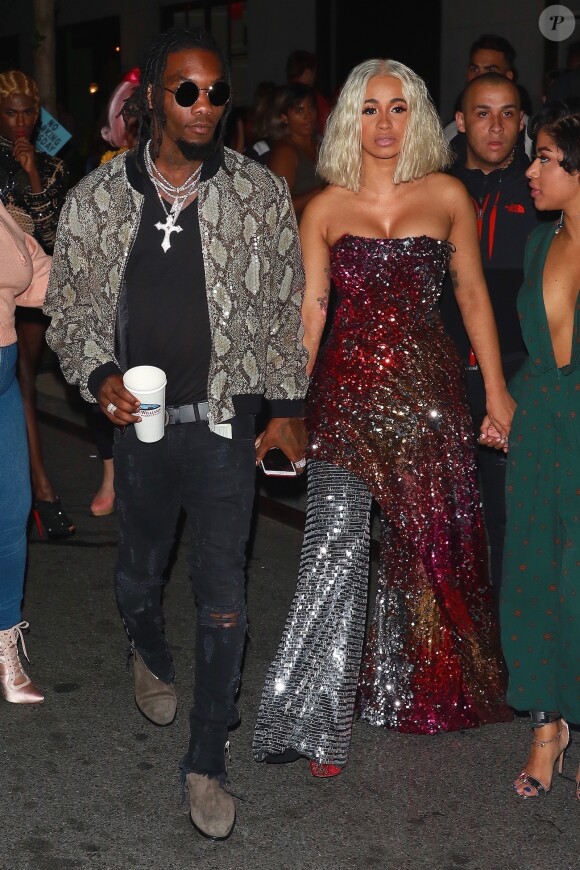 Cardi B et son compagnon Offset quittent l'Hôtel Gramercy Park à New York. Cardi B porte une longue robe à paillettes, le 12 septembre 2017.